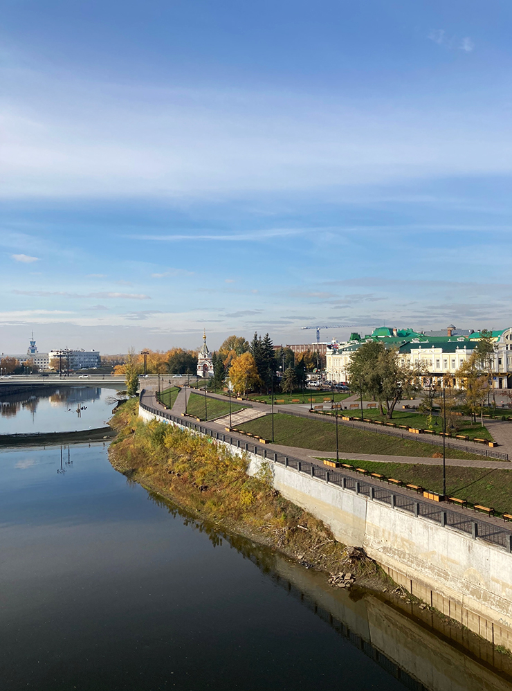 Вид на набережную Оми ранней осенью