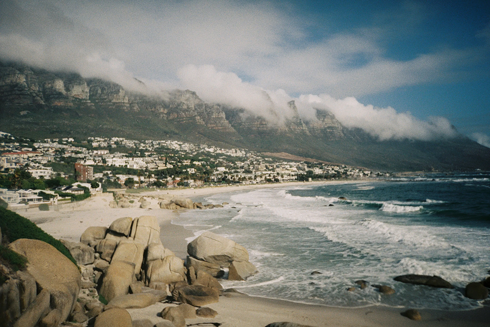 Вид на пляж Camps Bay из небольшой лагуны по соседству. Наконец нас ласкало солнце, а не только обдувал свежий океанский ветер