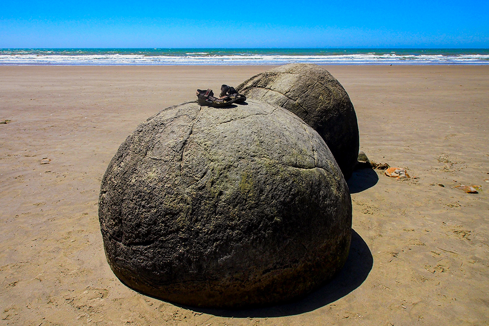 Еще одна достопримечательность — валуны Моераки, Moeraki Boulders. Из⁠-⁠за причуд геологии на берегу моря образовалась целая россыпь почти идеально круглых камней