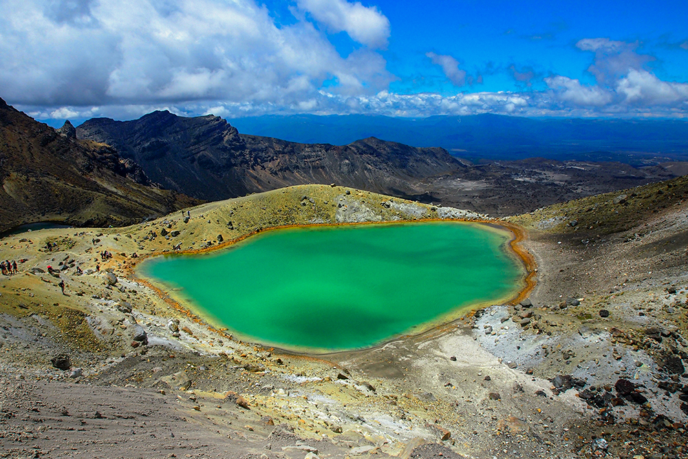 Tongariro Alpine Crossing входит в кучу топов самых красивых маршрутов мира. Что сказать… Не зря