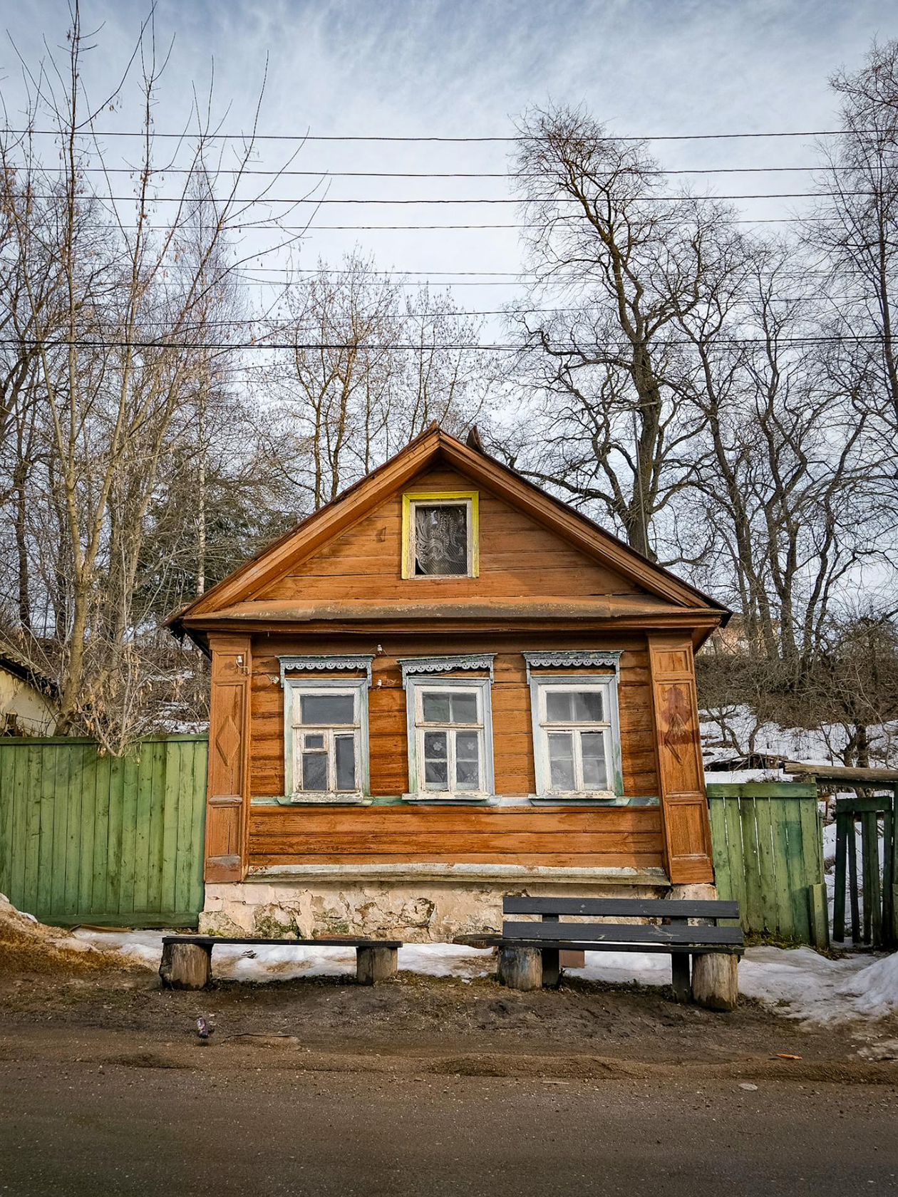 Когда проходила мимо этого дома, сложилось впечатление, что внутри нет жизни и его бросили