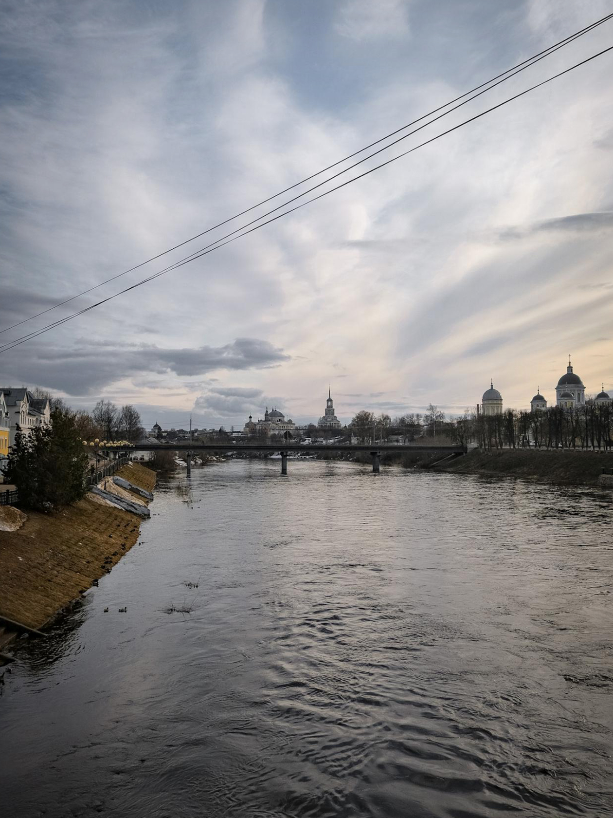 Еще в городе есть путевой дворец Екатерины Второй, но он разрушен. Лестница, которая ведет на смотровую площадку, — тоже