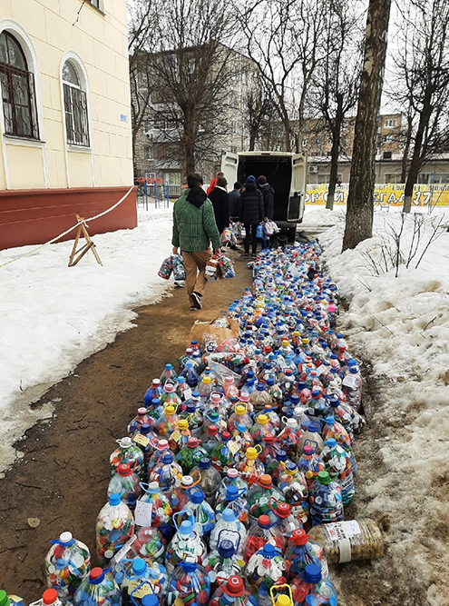 Поскольку люди сами собирают крышки и привозят их в пункты приема, нам удается избежать многих логистических трат