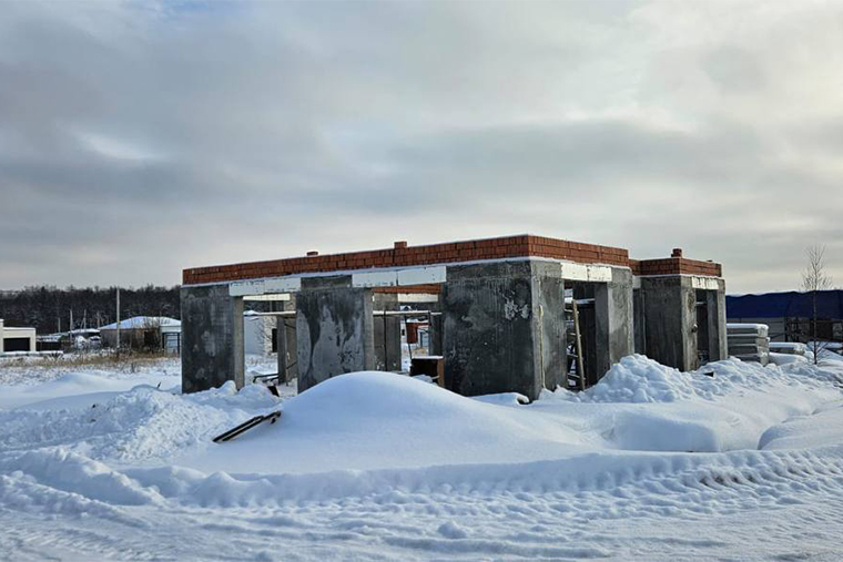 Трудности бывают разные. Здесь из⁠-⁠за проблем на производстве подрядчик не смог поставить плиты перекрытий. Мы залили армопояс и решили делать классическую крышу