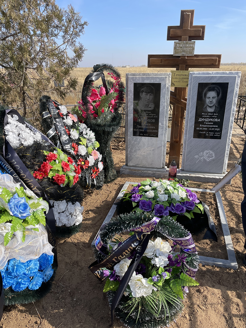 Памятник отцу установили несколько лет назад, а в этом году просто сдвинули левее. Памятник маме поставили рядом в октябре 2021 года. Именно так они располагались на совместной фотографии, которую напечатали на мраморе. Здесь они совсем молодые и только недавно поженились