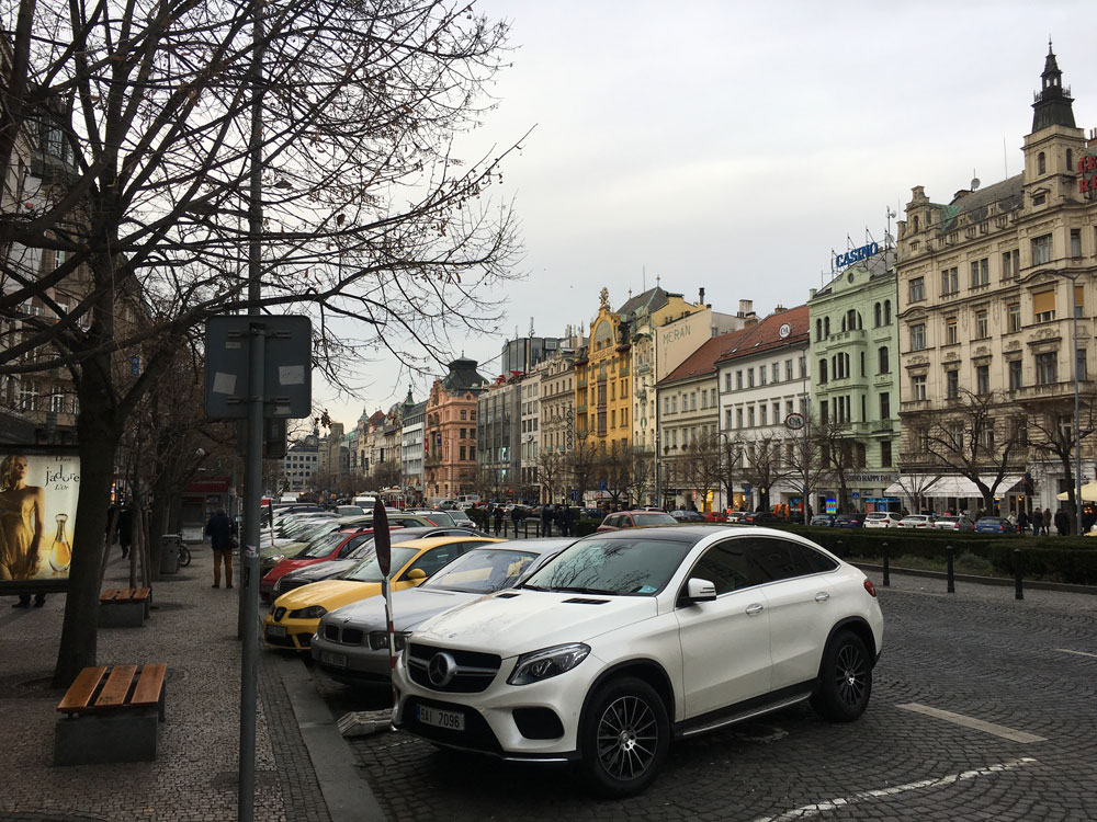 Вацлавска намести — одна из двух главных площадей города. Любимое место встречи туристов