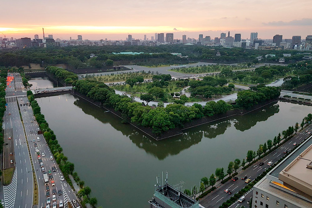 Токио, вид на императорский дворец из вип-номера отеля The Peninsula Tokyo