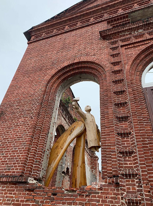 Инструмент в руке ангела — символ возрождения и восстановления кирхи