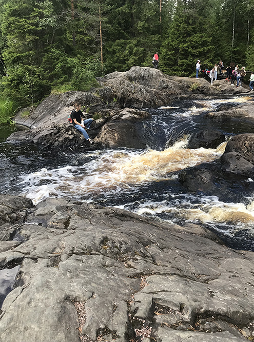 Бурлящая коричневая вода на фоне скал и зеленого леса смотрится необычно. Фото: Мария Рудницкая