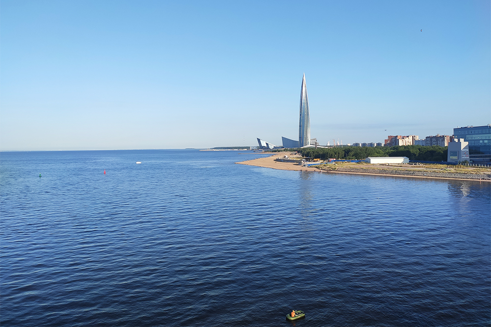 Так выглядит пляж парка 300⁠-⁠летия с Яхтенного моста