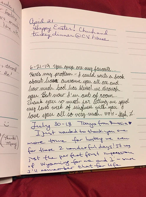 Книга отзывов моей первой хост⁠-⁠семьи. Я написала, что благодаря им у меня сложилось идеальное первое впечатление о Вайоминге и я запомню это навсегда