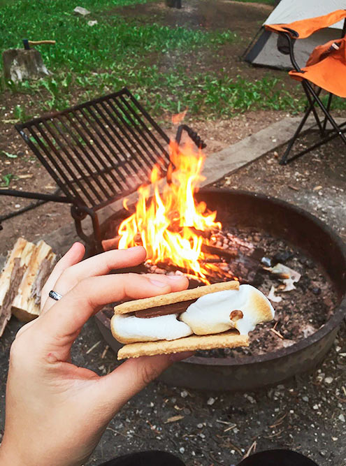 Известная американская закуска у костра — s’mores, зефир с крекерами