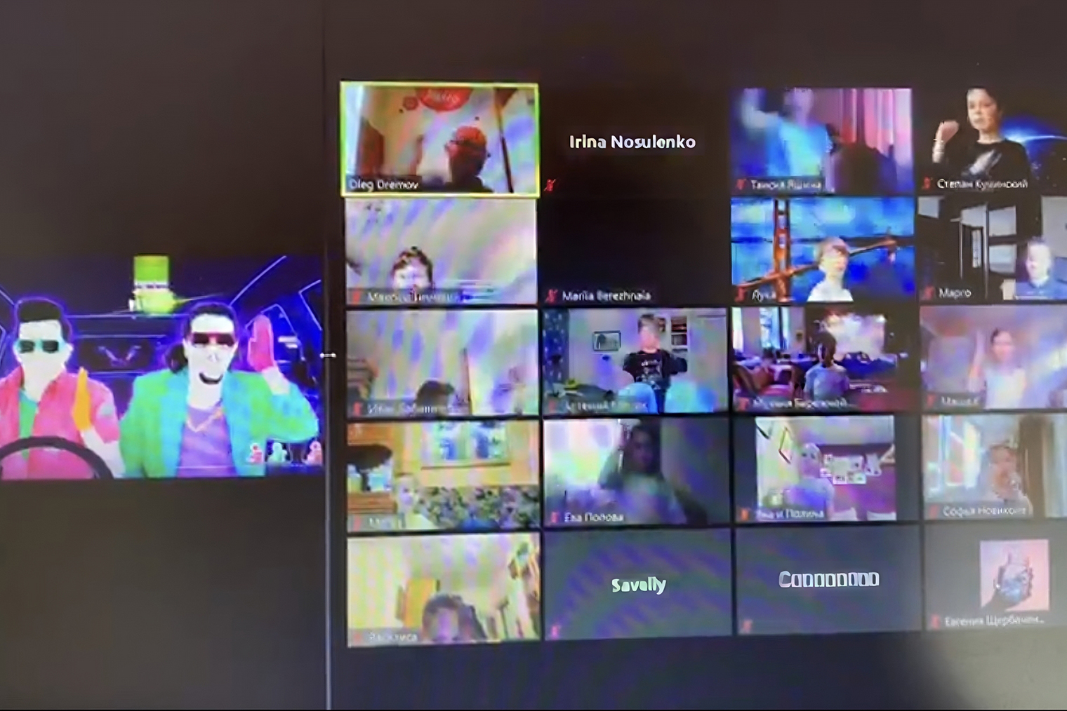 У нас почти ничего не сохранилось с тех зум⁠-⁠встреч, только эти потрепанные фотки с экрана. На этом занятии мы с детьми танцуем в музыкальной паузе между раундами онлайн-версии «Что? Где? Когда?»