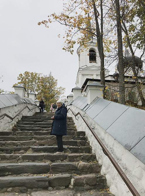 К могиле Пушкина на территории монастыря ведет высокая и узкая каменная лестница. Маме это понравилось: «Как будто подготовка к чему-то серьезному»