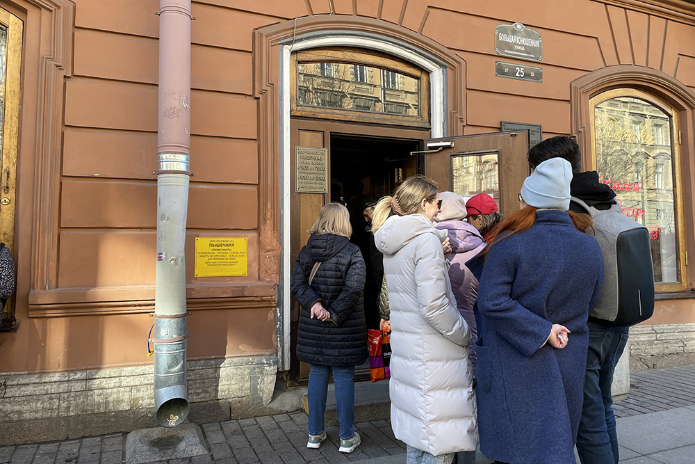 Обычно очередей нет, только если заведение закрыто