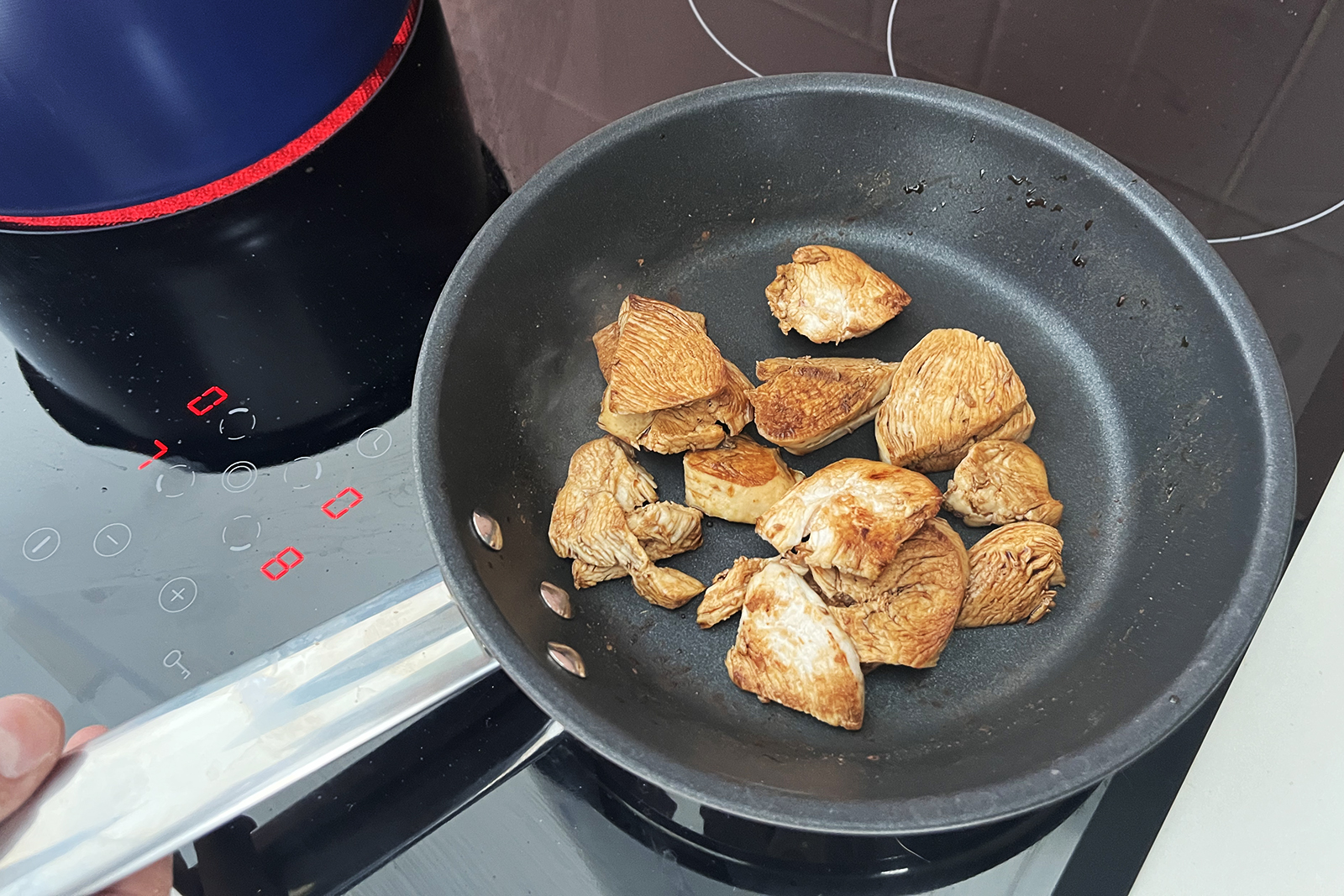 Масло не добавлял: на сухой сковороде курица быстрее подрумянится