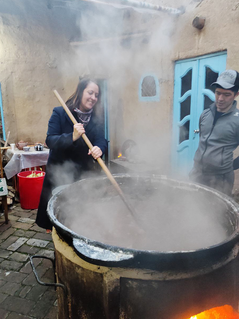 Мне тоже удалось помешать сумаляк и загадать желание. Вкус у блюда на любителя: похоже на несладкую шоколадную пасту или густое абрикосовое варенье с косточками