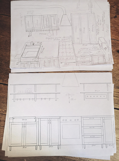 Сверху — начальные чертежи кухни с навесными шкафчиками. Снизу — апгрейд с открытыми полками, позже этот вариант я тоже скорректировала