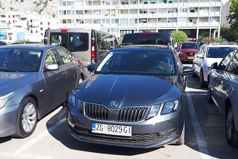 Хорватский город Омиш расположен между гор, поэтому в городе вблизи отеля с парковками дела обстоят очень плохо. Это бесплатная парковка, которая расположена на краю города