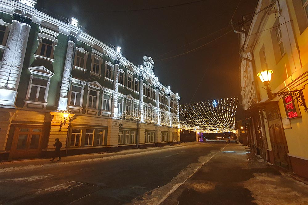 Так выглядит улица ночью. Каменный мост был построен еще в 18 веке. Сейчас это самая короткая и единственная пешеходная улица города. Фото: Иван Пугач