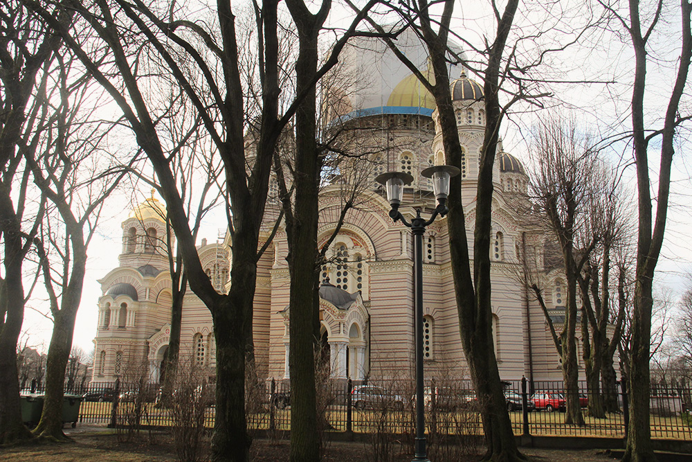 Эту фотографию я сделал в 2014 году. Тогда центральный купол храма покрывали позолотой. На это ушло 57 740 золотых пластин и 550 тысяч евро