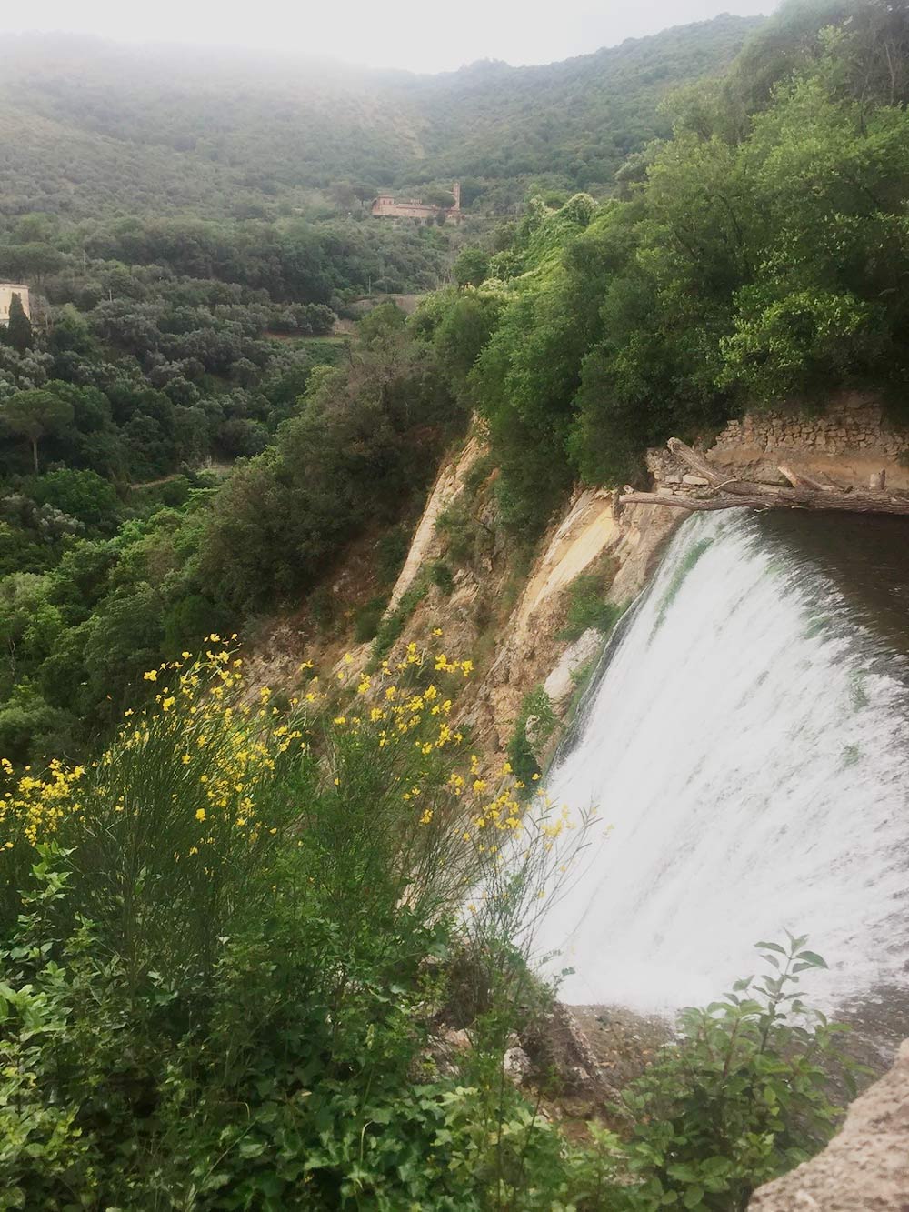 Водопад в парке Мармоне