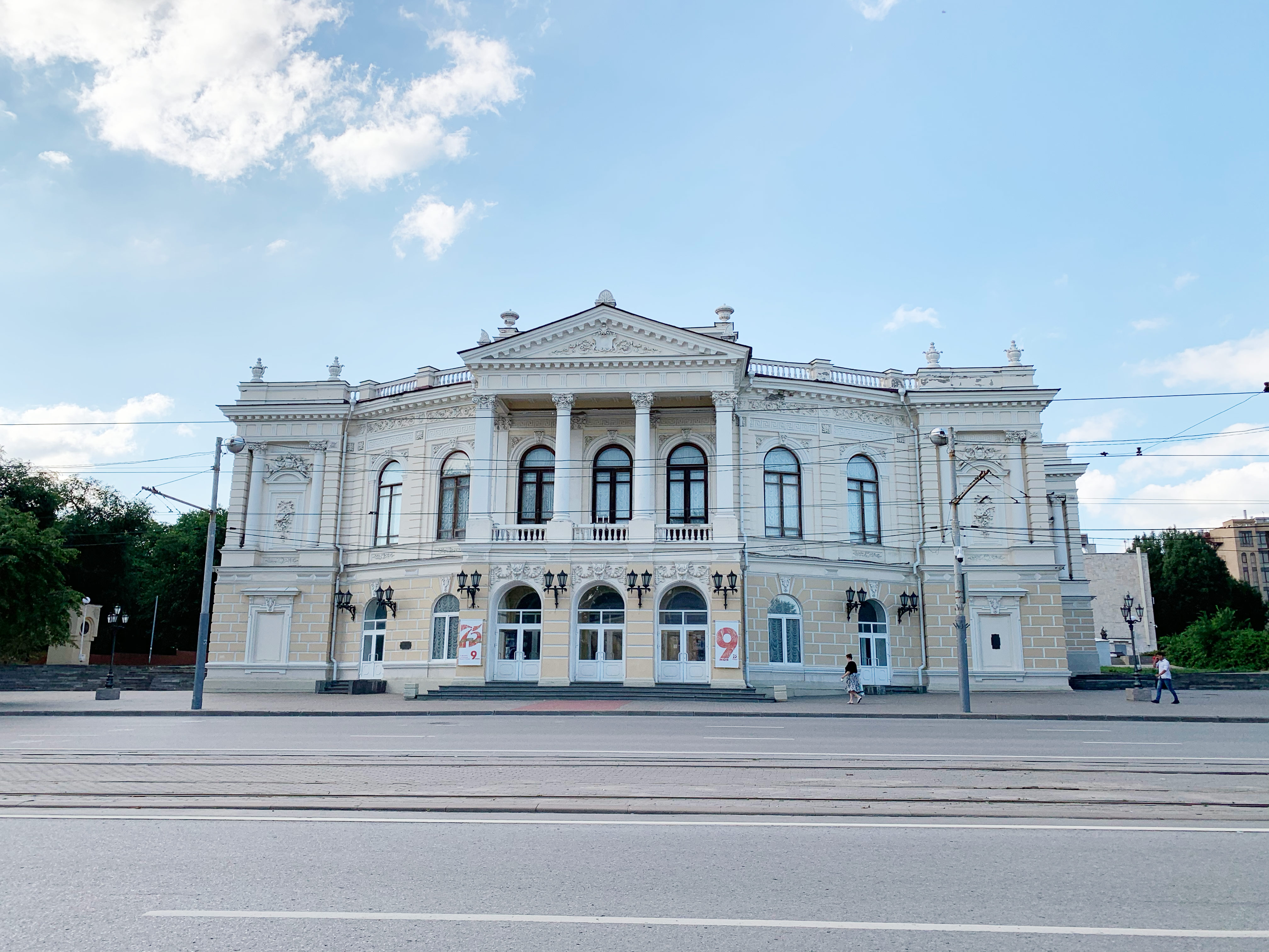 В архитектуре театра сочетаются барокко, ренессанс и классицизм. Такая эклектика характерна для исторических зданий Ростова-на-Дону