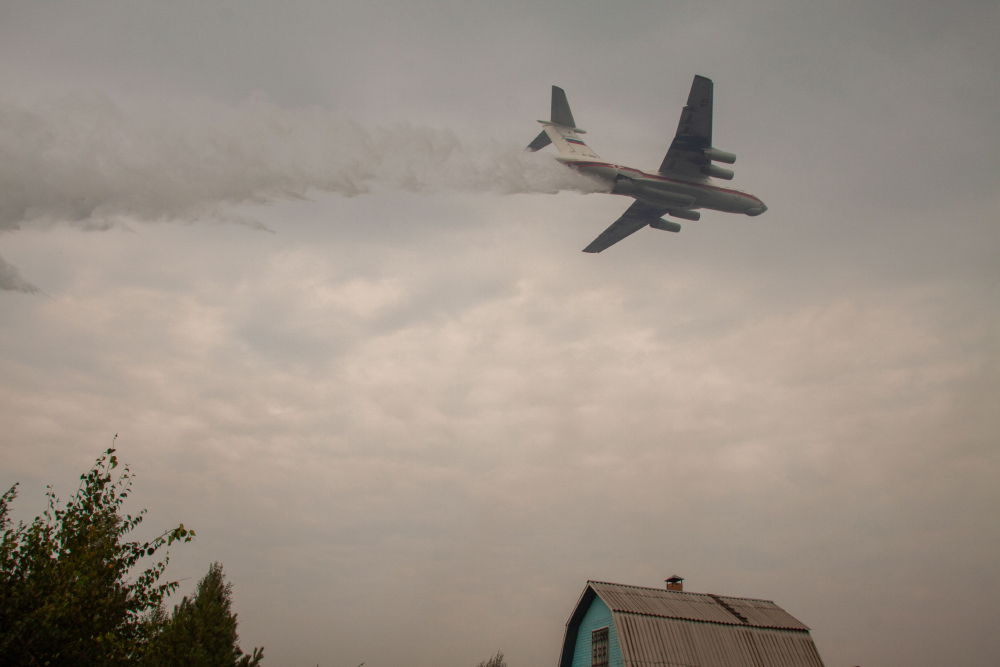 Самолет МЧС на тушении торфяного пожара в Подмосковье в 2011 году. Фото: Игорь Подгорный