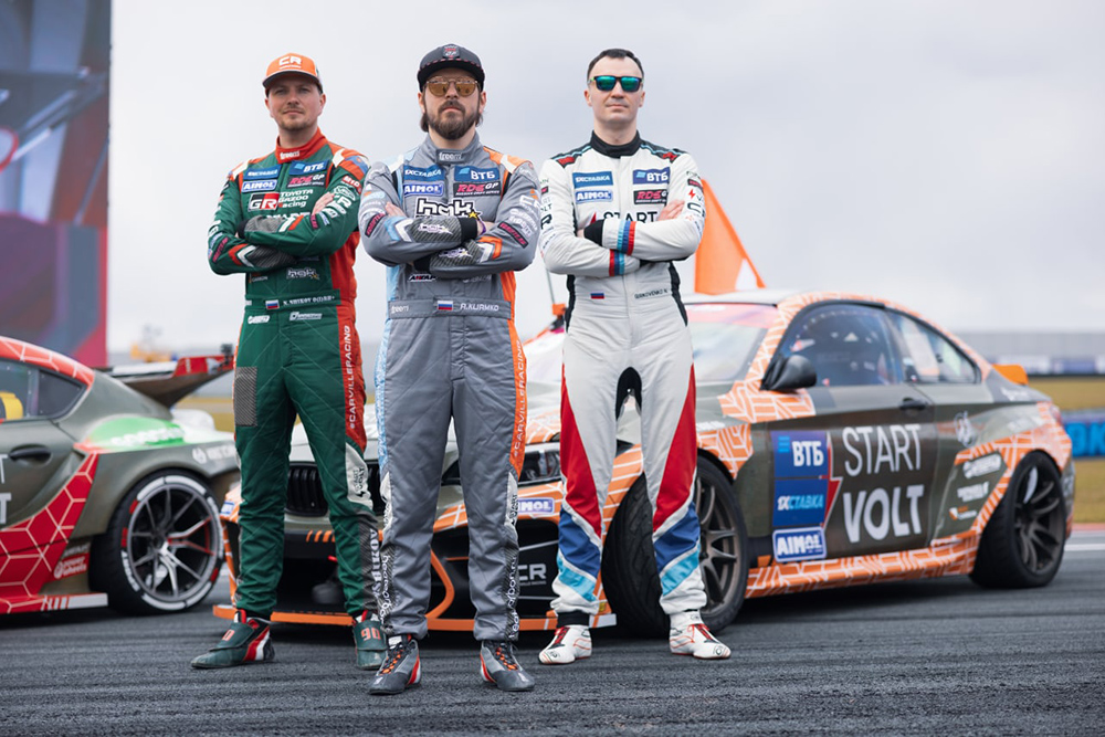 Парад пилотов. На этом фото — пилоты команды Carville Racing, за которую я болею. Источник: carville.racing