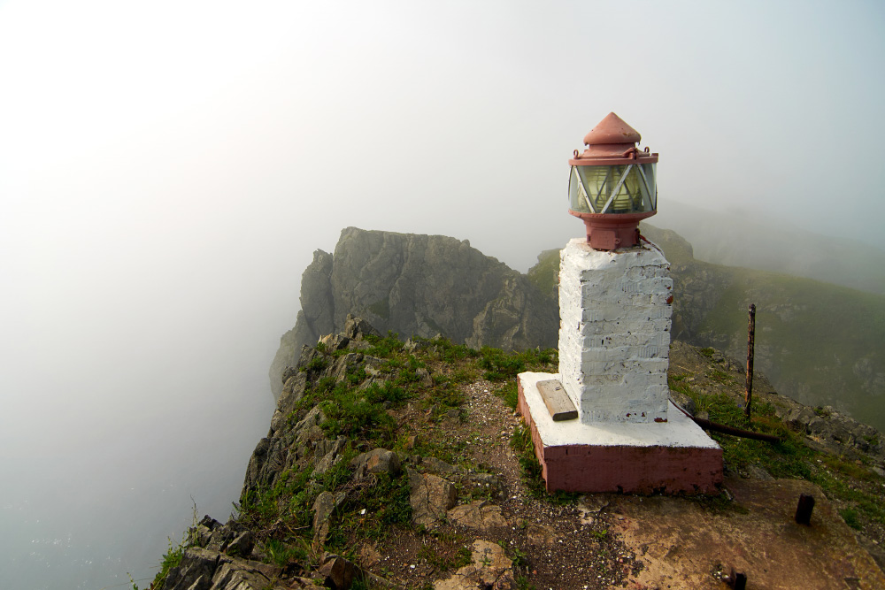 Когда спускается туман, кажется, что ты на краю света. Источник: Anna Anikina / Shutterstock