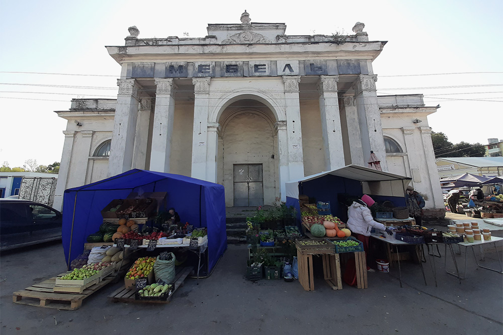 Так выглядел центральный павильон Рязанской ВДНХ в 2020 году. Хочется увидеть его отреставрированным и без палаток у входа