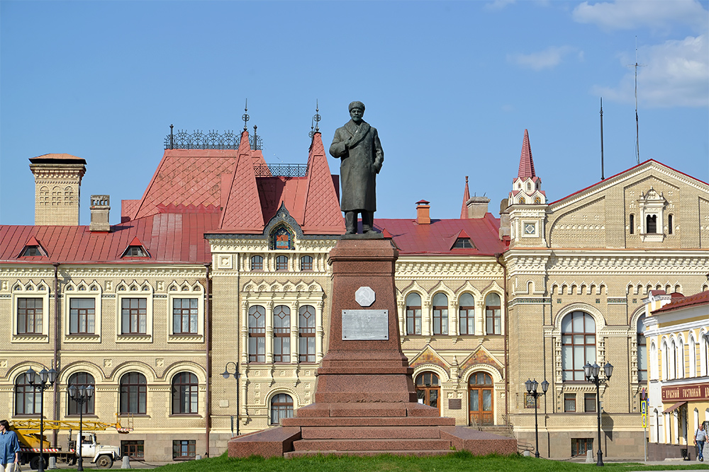 Раньше в центре площади стоял памятник императору Александру Второму. Большевики его снесли, а на постамент поставили статую Ленина, в зимней шапке и пальто. Во время ремонта площади Ленина решили не трогать, и теперь вождь нарушает ее патриархальную купеческую стилистику. Фото: Irina Borsuchenko / Shutterstock