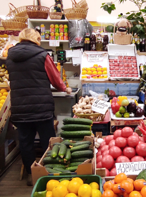 В крытом павильоне Центрального рынка продавцы не пишут, что и сколько стоит. Цену приходится спрашивать, и для каждого она может быть разной