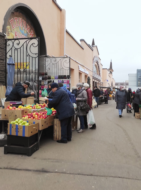 Снаружи покупателей гораздо больше. Никто не хочет переплачивать за те же продукты только потому, что их продают в теплых павильонах