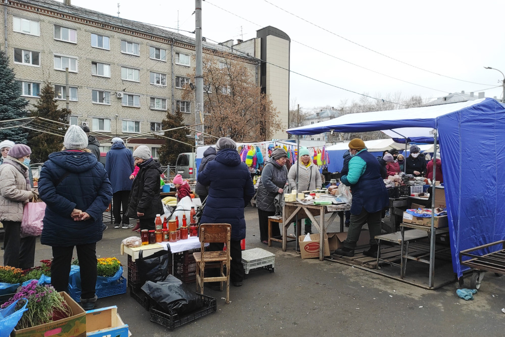 Московский рынок будто портал в прошлое. Многие продавцы вместо прилавка используют обычные коробки и корзины, которые ставят прямо на землю