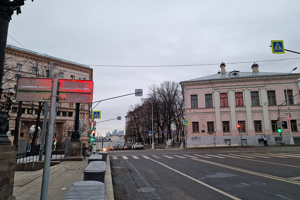 Оба снимка сделаны с одной точки, но первый на основную камеру