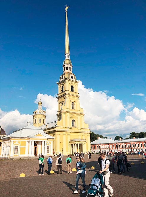 Внутри Петропавловской крепости приятно просто погулять, необязательно ходить по музеям