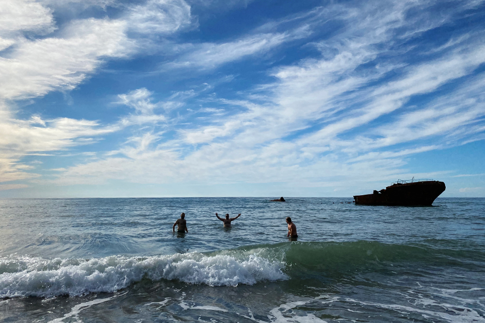 Температура воды в проливе — около +20…22 °C. В ней комфортно находиться до получаса