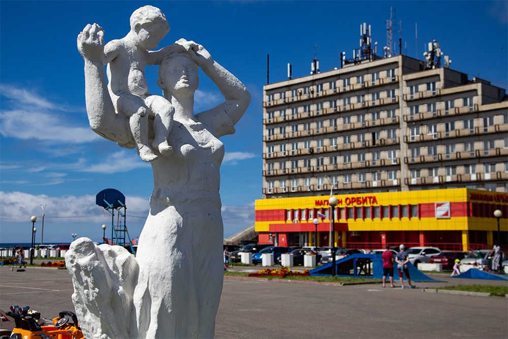 Скульптура в городском сквере