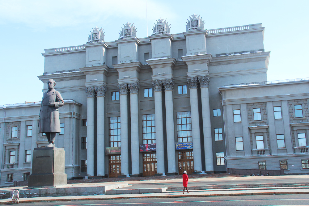 На площади перед театром установлен памятник Валериану Куйбышеву, а в сквере рядом с улицей Красноармейской — Дмитрию Шостаковичу. Его автор — Зураб Церетели, как и в случае с дядей Степой. Фото: Vladimir Mulder / Shutterstock