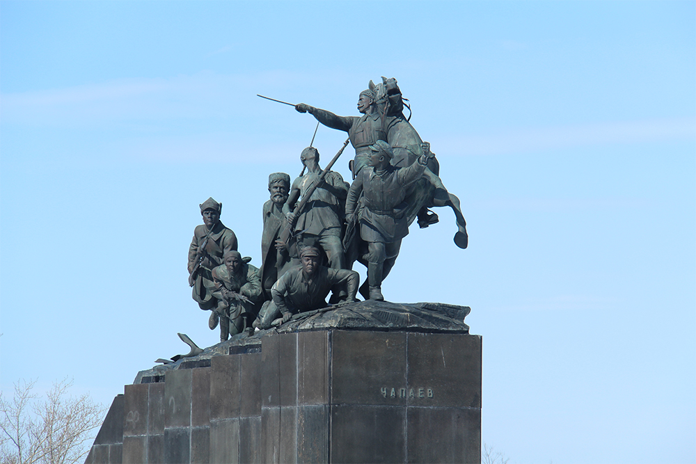 Авторскую копию памятника Чапаеву можно увидеть в Санкт-Петербурге на площади перед Военной академией имени Буденного на Тихорецком проспекте. Говорят, Манизера попросил об этом тогдашний глава города Сергей Киров