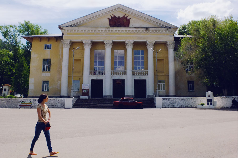 По субботам в помпезном доме культуры Зольного гремят дискотеки, особенно многолюдные в июле и августе, когда студенты возвращаются из университетов домой