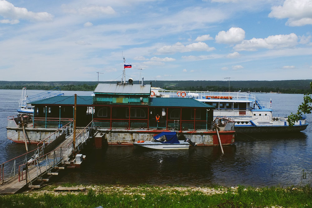 Пристань в Зольном и «омик», который только что привез пассажиров в село