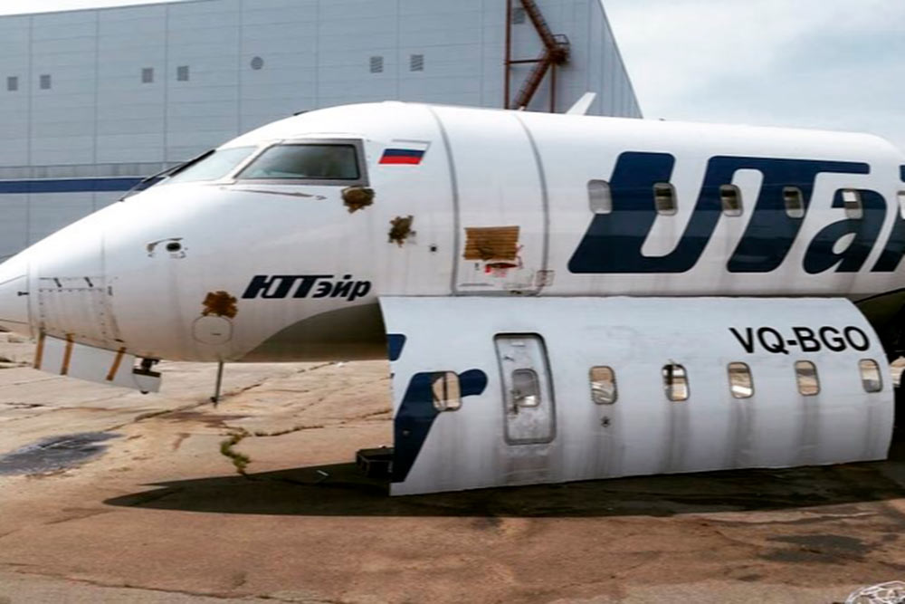 Bombardier CRJ200, принадлежавший компании Utair, и вырезанная часть для Ru⁠-⁠Sky