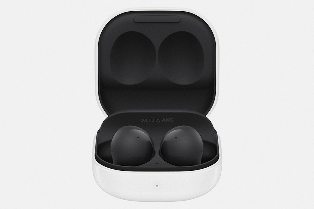 Galaxy Buds 2, как и положено современным наушникам, идут в зарядном кейсе. Источник: «Самсунг»