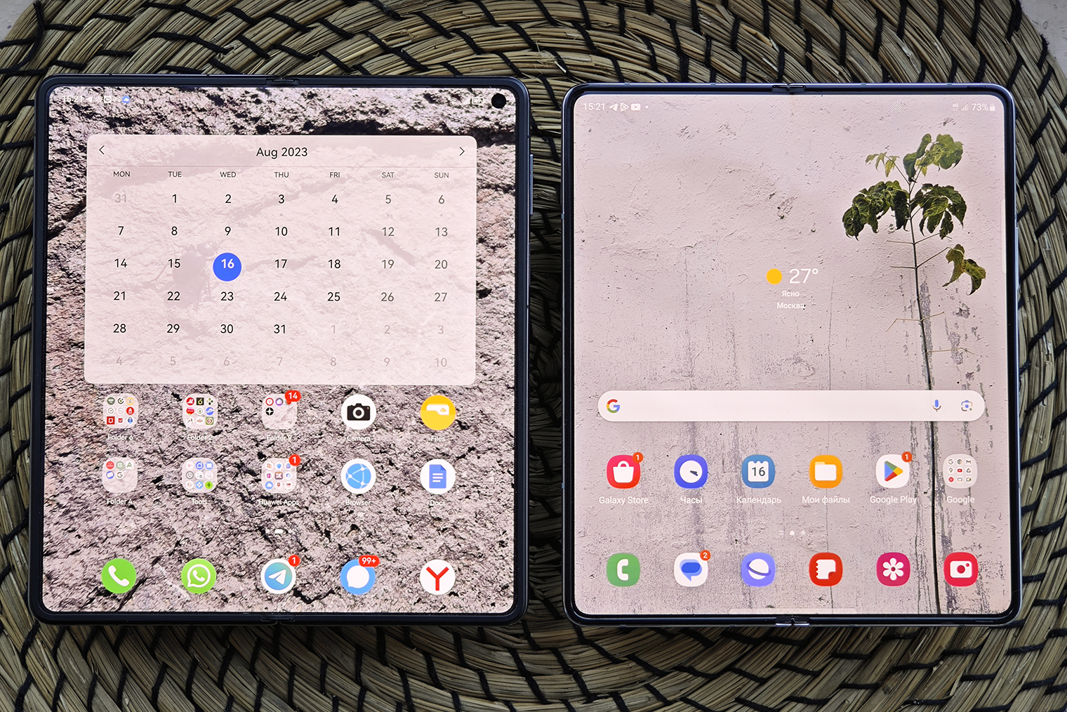 Galaxy Z Fold 5 (справа) выглядит лаконичнее благодаря замаскированной камере, но сам экран у него ощутимо меньше