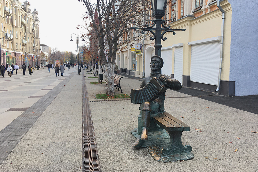 Я не очень люблю современные городские статуи. Они похожи друг на друга, в них нет истории. Но памятник саратовской гармошке мне нравится, потому что гармошка с бубенчиками — один из символов города