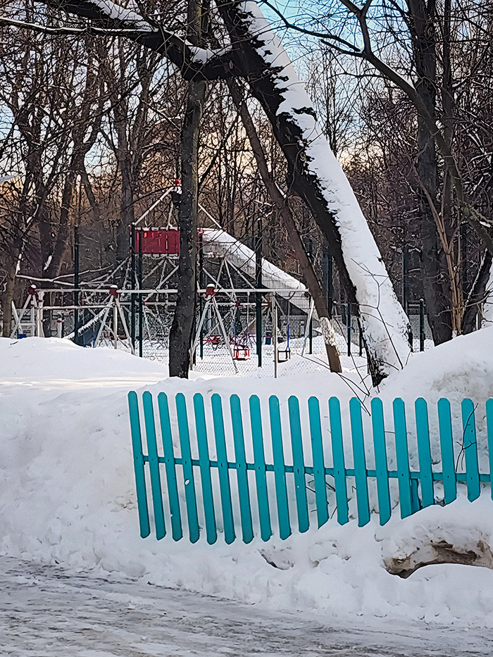 Вокруг школы много места, где можно погулять или заняться спортом