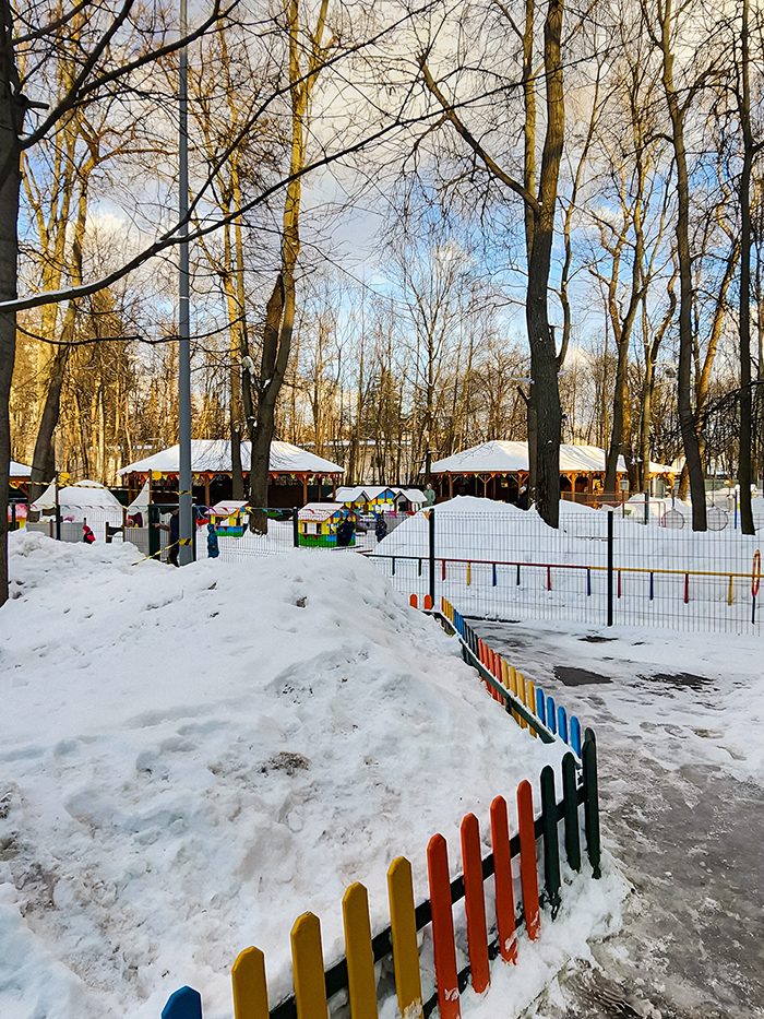 Вокруг школы много места, где можно погулять или заняться спортом