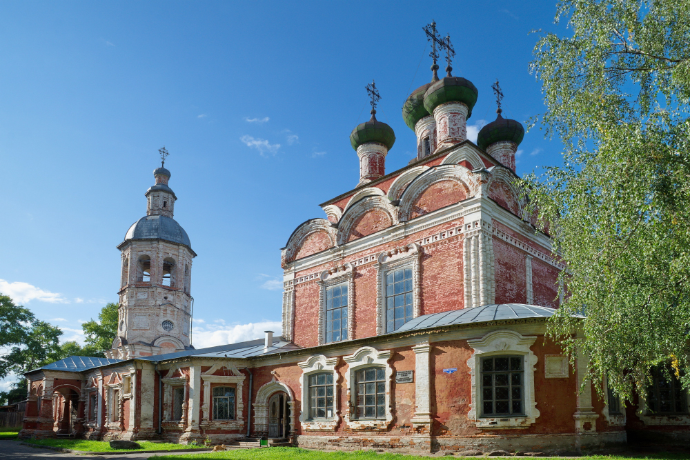 Осташковский краеведческий музей в Троицком соборе находится рядом с Вальским столпом. Фото: Elena Koromyslova / Shutterstock